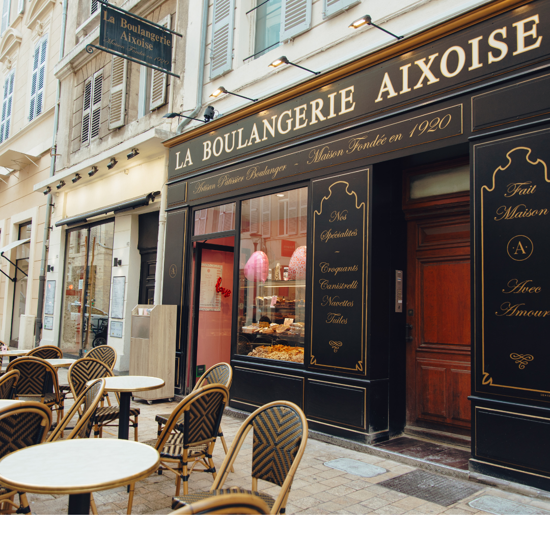 Cafenea pariziană plină de lumină caldă