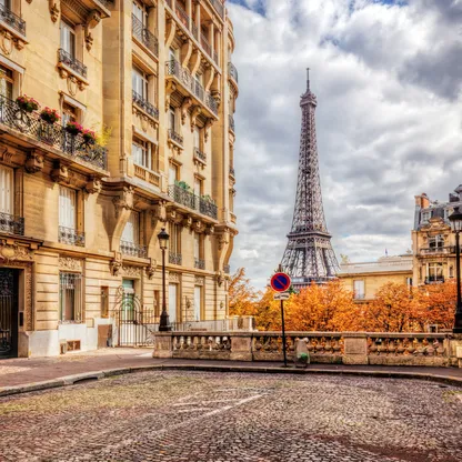Turnul Eiffel în lumini de seară